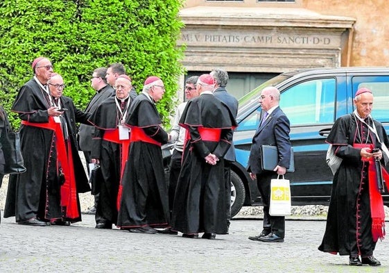 Varios cardenales, días antes de iniciarse el cónclave.