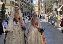 Berta Peiró y Lucía García, en la ofrenda floral a San Vicente Ferrer.