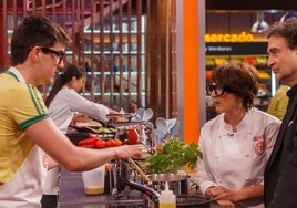 Concursantes durante el cocinado en el programa.