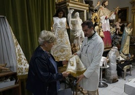 Vistiendo a la imagen de la Virgen de los Desamparados.