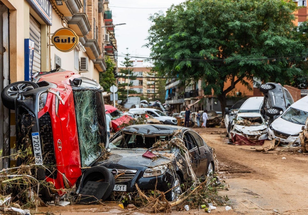 Coches apilados en Catarroja, tras el paso de la dana.