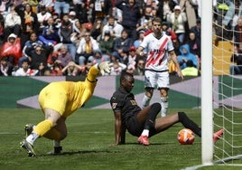 Umar Sadiq, en la acción de su gol ante el Rayo Vallecano.