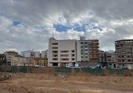 Ayuntamiento de Paiporta junto al barranco del Poio.