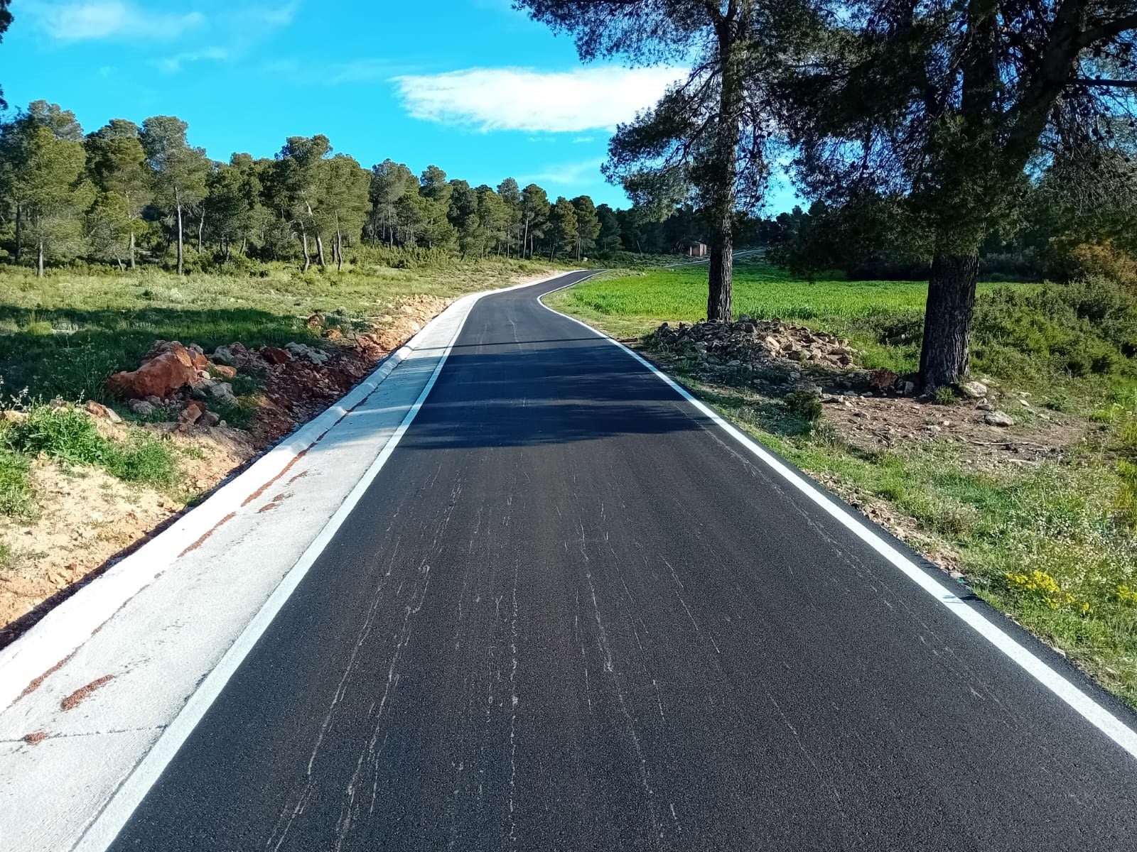 Finalizan las obras de refuerzo y mejora del camino que une la Font de la Figuera con la pedanía de Navalón