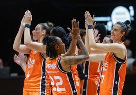 Las jugadoras del Valencia Basket celebran el pase a la final de la Liga.