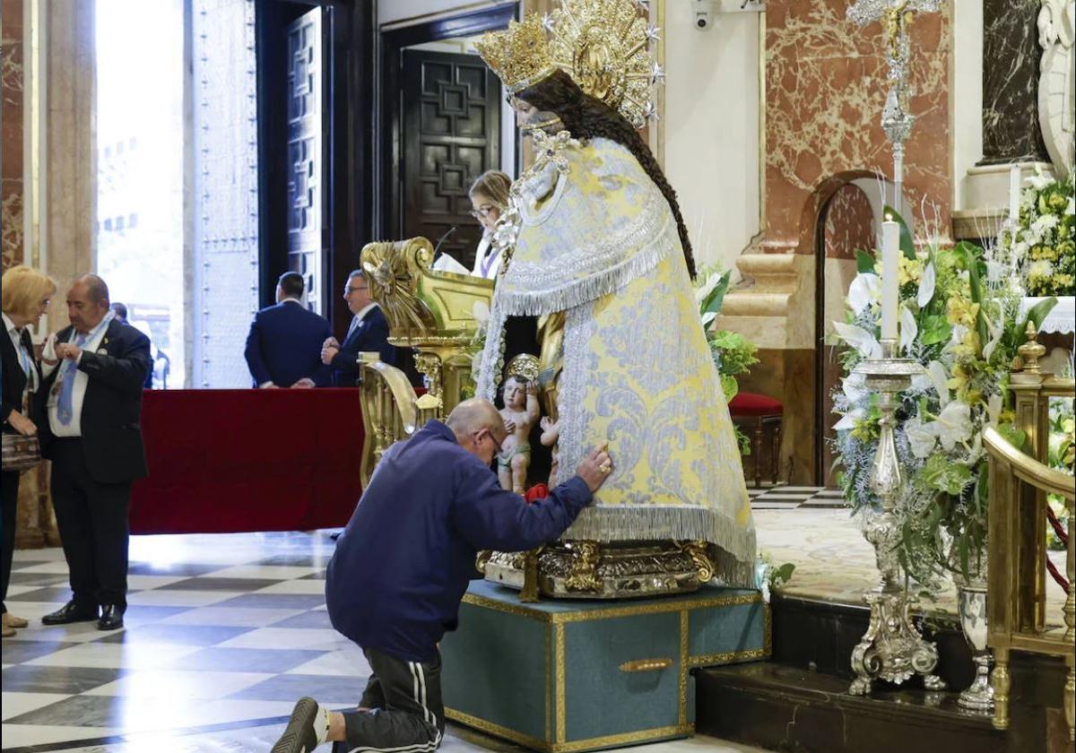 Un hombre se arrodilla ante la Virgen en el Besamanos de 2024.