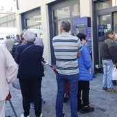 Cola en una administración de Loterías y Apuestas del Estado.