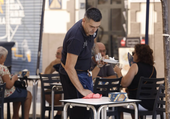 Qué significa que una persona ayude a los camareros a recoger la mesa, según la psicología