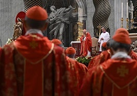 Cómo se llama el gorro rojo que llevan los cardenales
