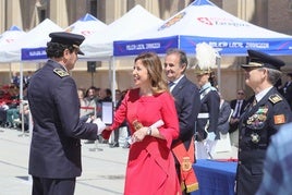 El jefe de la Policía Local de Valencia recibe la madella de manos de la alcaldesa de Zaragoza.