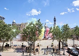 Disparo de la mascletà del Día de la Madre, en la plaza del Ayuntamiento de Valencia.