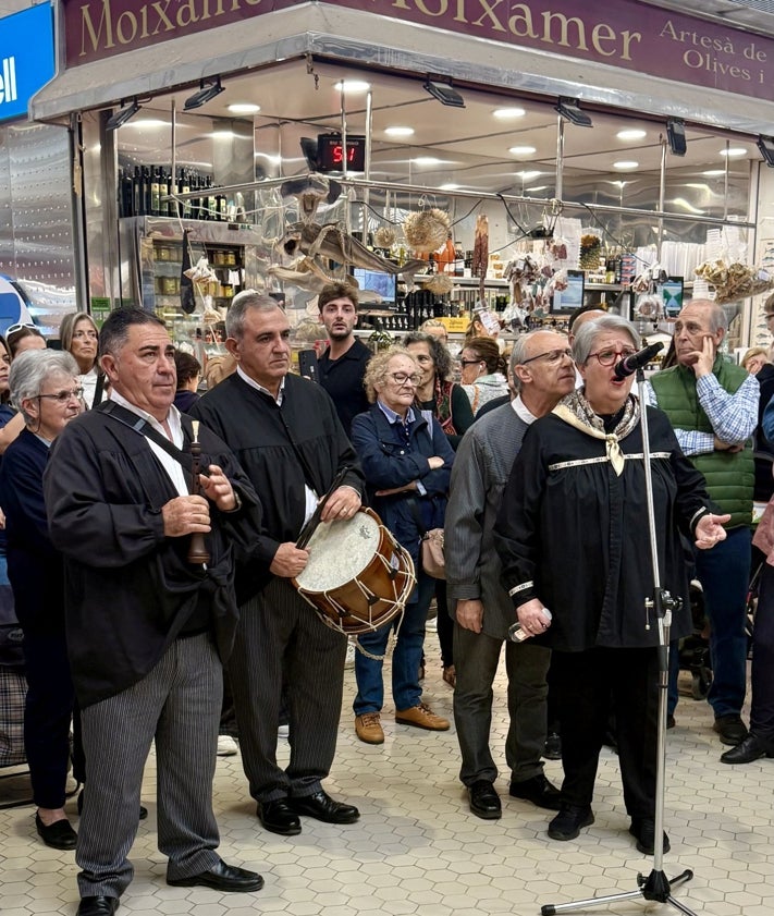 Imagen secundaria 2 - Cantos a la Mare de Déu y posado de los asistentes al acto en el Mercado Central de Valencia.
