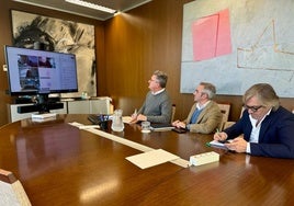 Los consellers Martínez Mus y Barrachina, en una reunión con altos cargos del Consell.