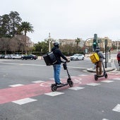 Varios patinetes atraviesan una calle en Valencia.
