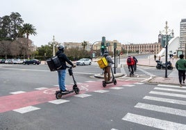 Varios patinetes atraviesan una calle en Valencia.