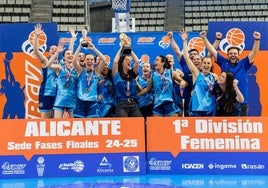 El Pilar-UPV, levantando el trofeo de campeón.
