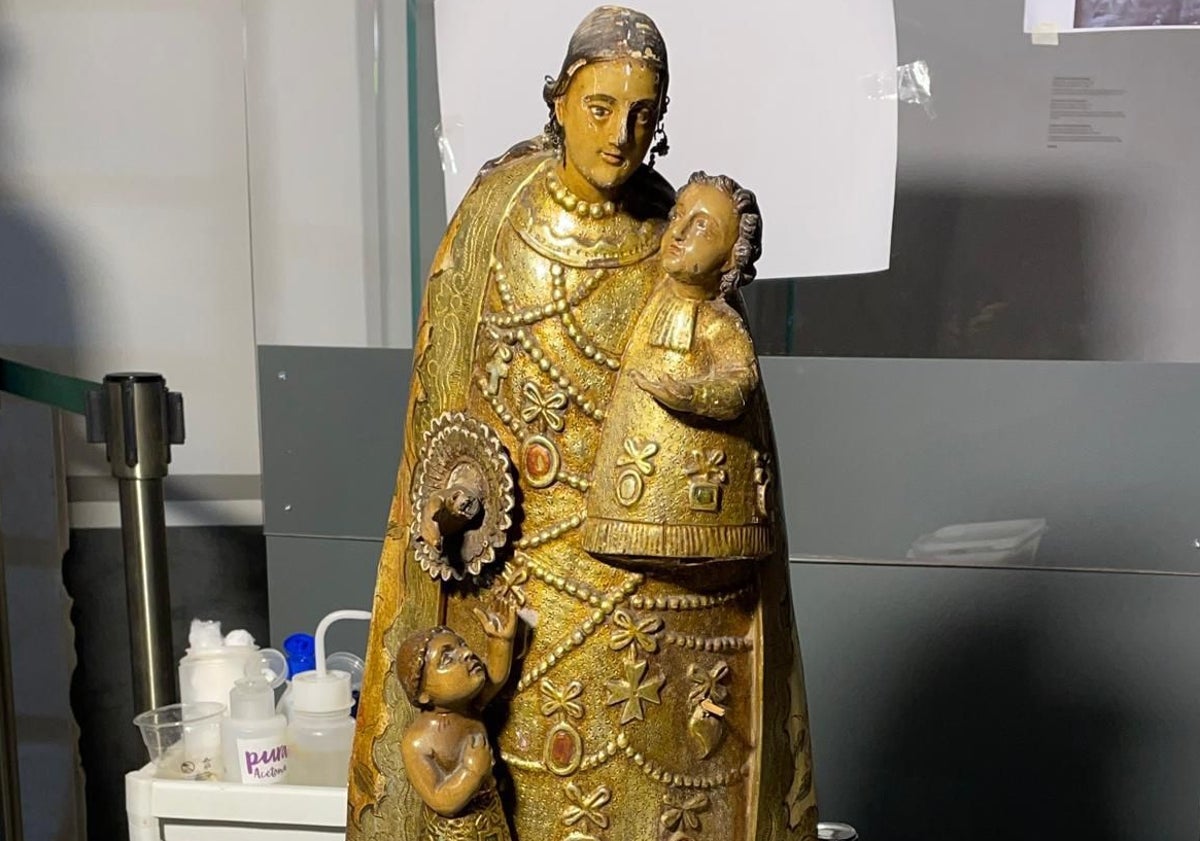 Imagen principal - Proceso de restauración de la talla y Virgen, ya restaurada en la urna.