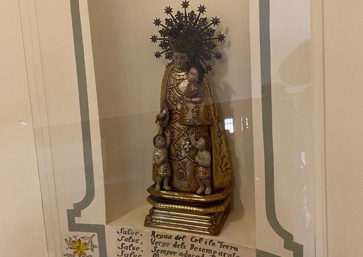 Imagen secundaria 1 - Proceso de restauración de la talla y Virgen, ya restaurada en la urna.