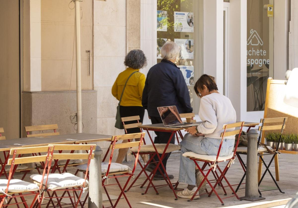 Terrazas donde el tiempo es oro y restaurantes con consumo mínimo, ¿es legítimo o un abuso?