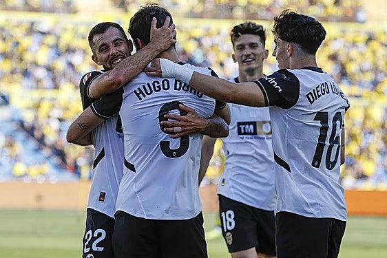 Los jugadores del Valencia, celebrando un gol en Las Palmas.