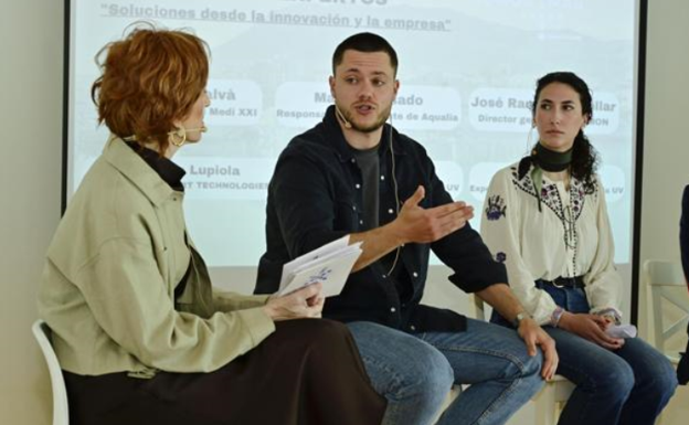 La moderadora del acto y directora de TodoAlicante, junto a Javier Berenguer y Aitana Pastor.