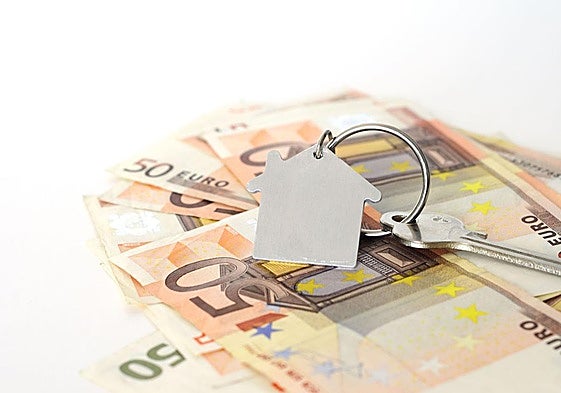 Llaves de una casa encima de billetes de 50 euros.