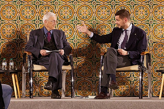 Kallifatides, junto al alcalde, en un momento de la conferencia.