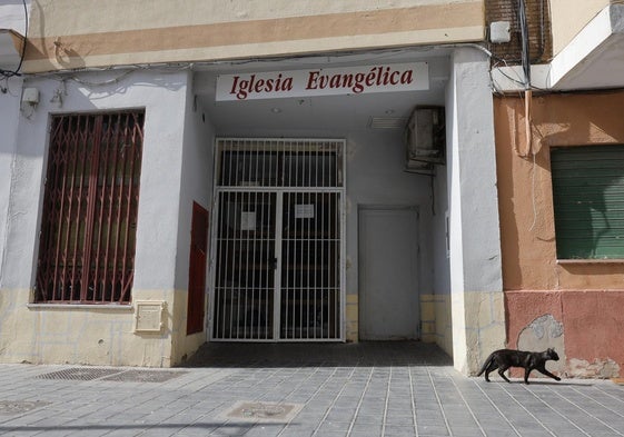 Entrada de la sede de la Iglesia Evangélica en el barrio valenciano de Nazaret.