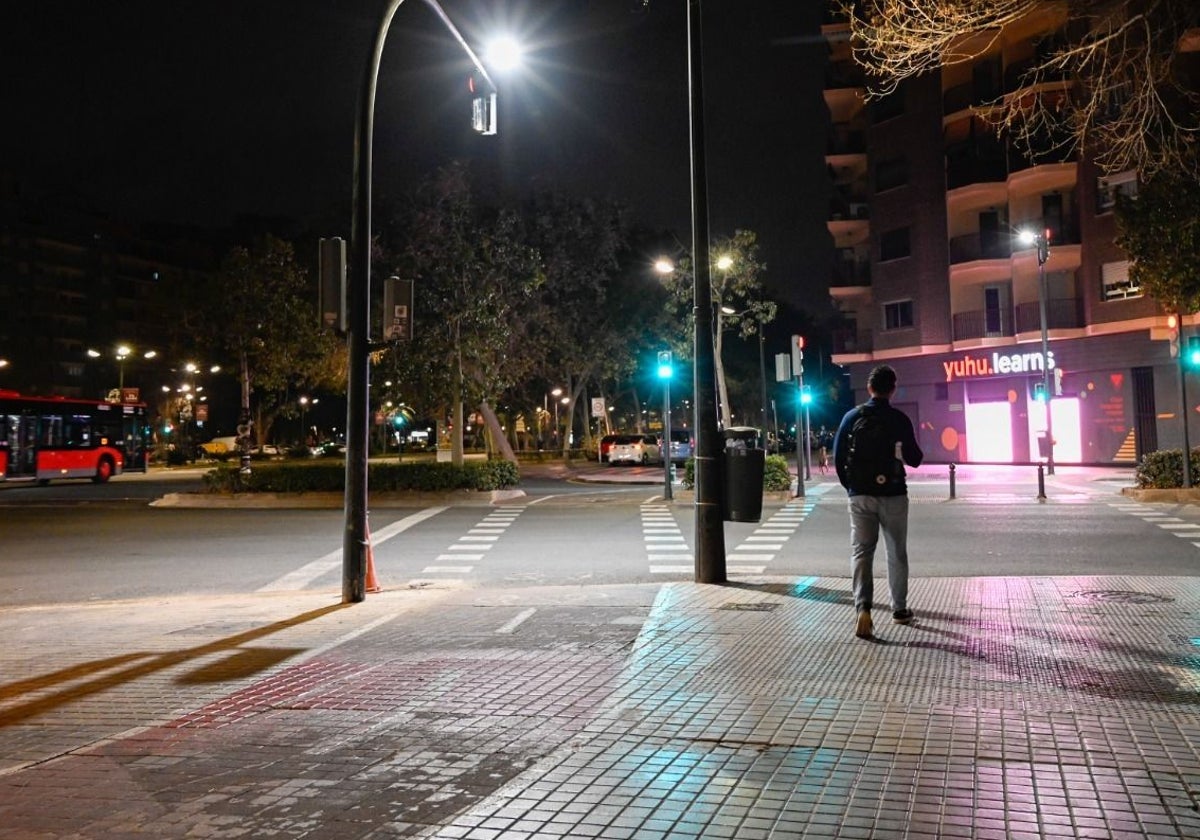 El Ayuntamiento ordena la rotonda de Blasco Ibáñez con Cardenal Benlloch e incluye luces led en Clariano para visibilizar los pasos de peatones