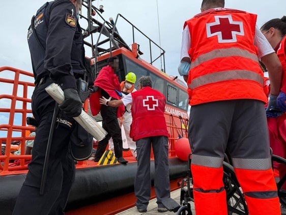 Miembros del Equipo de Respuesta Inmediata en Emergencias, en el puerto de Alicante.