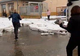 El granizo cae sobre Villar del Arzobispo, este jueves.