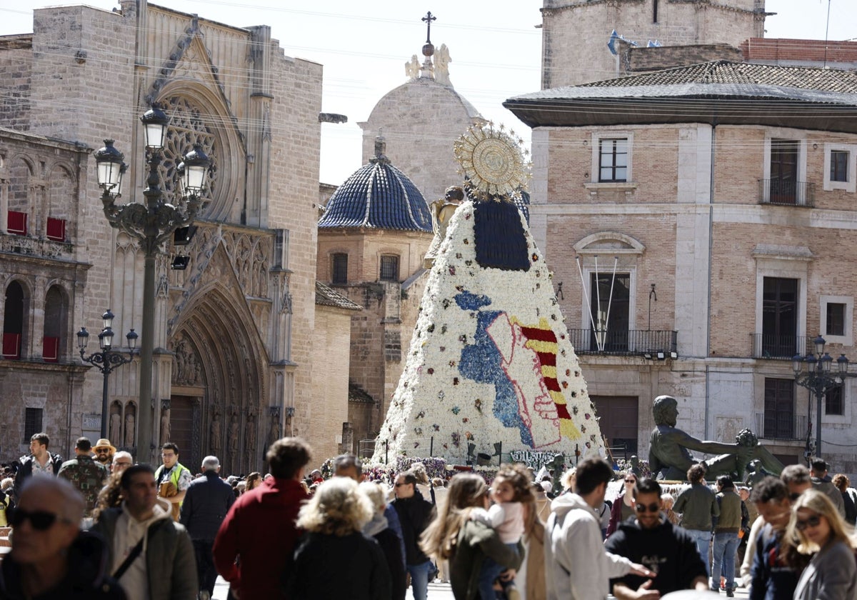 Los Vestidores se disculpan y reconocen que el diseño del manto de la Virgen es de Xenia Magraner