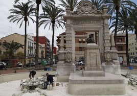Rehabilitación y nuevo alumbrado en la fuente con pedestal dedicada a Sorolla, en la plaza de la Semana Santa Marinera.