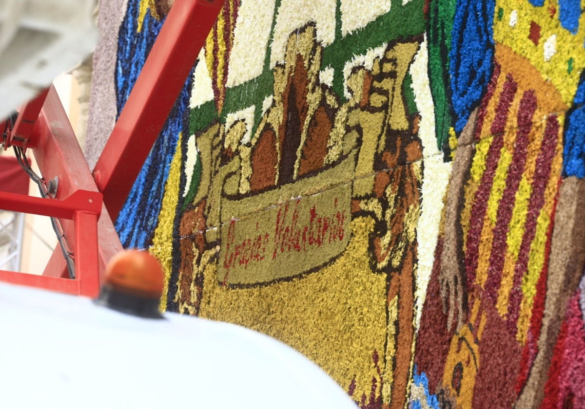 Parte del tapiz floral en honor a la Mare de Déu con el lema de 'Gracias voluntarios'.