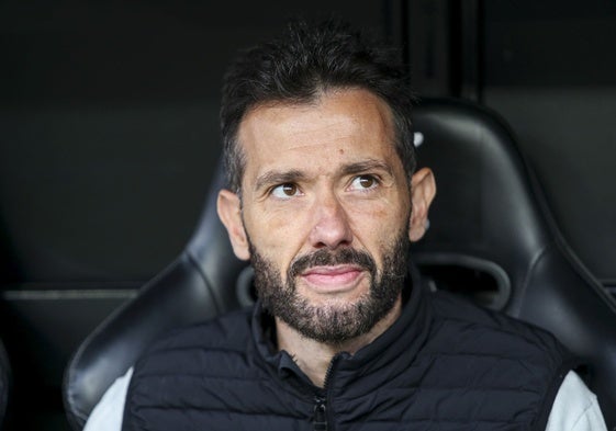 Carlos Corberán, durante el partido contra el Espanyol en Mestalla.