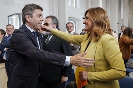 La alcaldesa de Valencia saludando al presidente de la Generalitat en un acto de la Fundación ONCE.