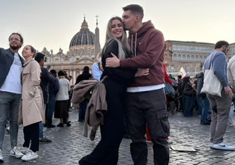 Pareja de valencianos este jueves en la plaza San Pedro.