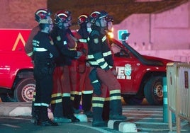 Bomberos de la UME, que no llegaron a intervenir, observan la evolución del incendio.