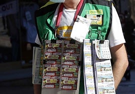 Un vendedor de la ONCE en una imagen de archivo.