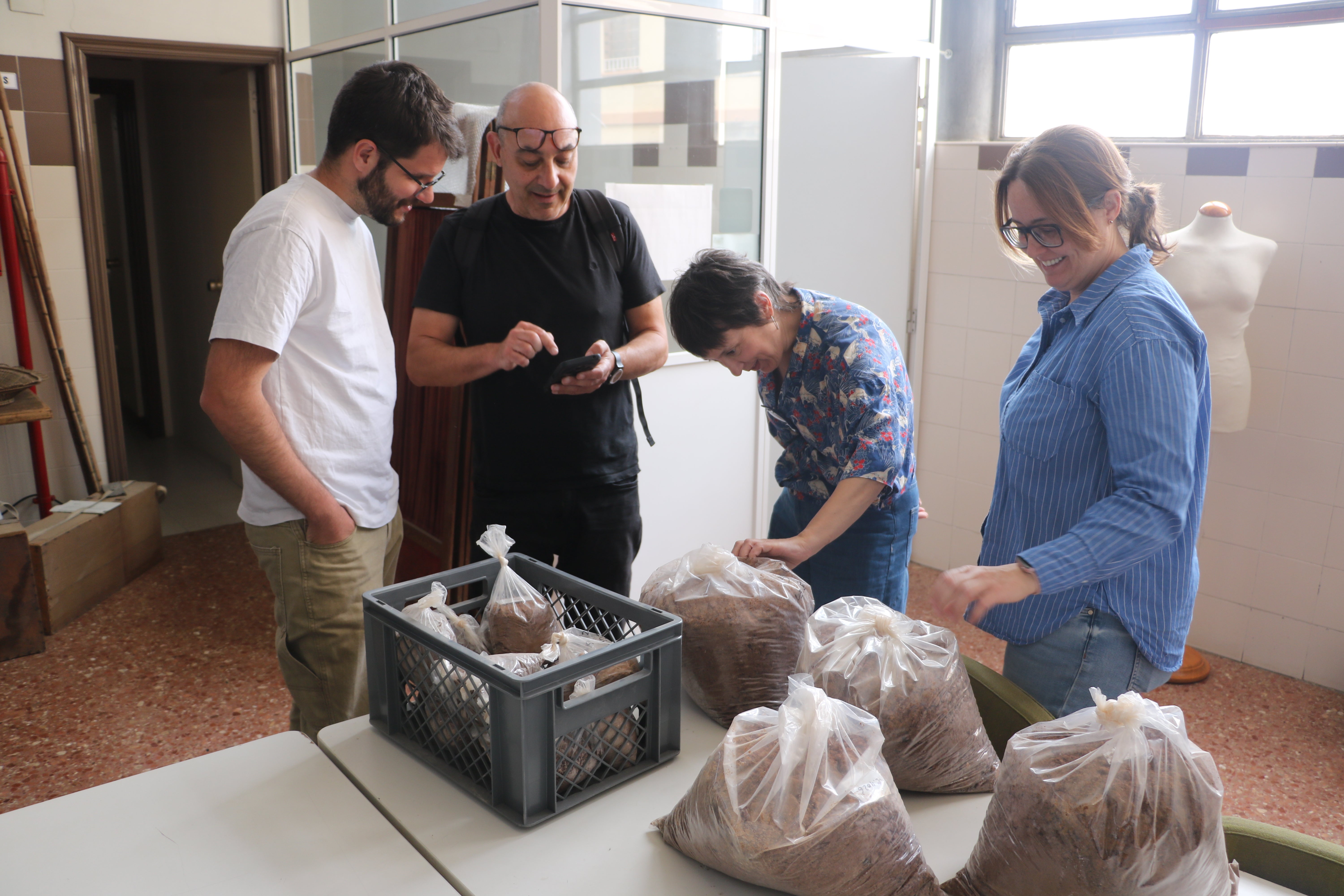 Algunas de las piezas halladas ya están en manos de expertos de la Universitat de València.