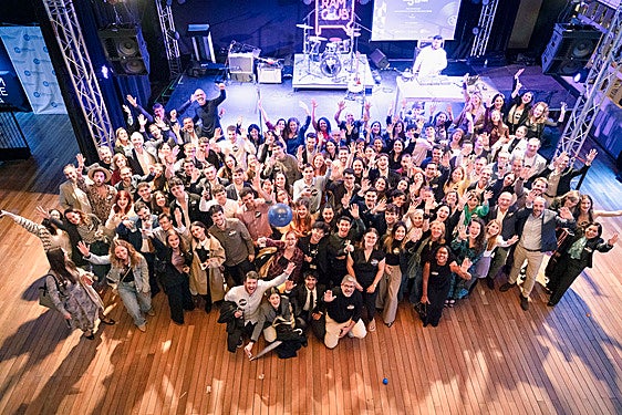 Los antiguos alumnos se reúnen para celebrar el 25 aniversario de la Cátedra.