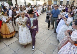 Lucía Garcñia, fallera mayor infantil de Valencia 2025, acompañada por Ferran Alcaina, antes de comenzar la dansà infantil en honor de la Virgen.