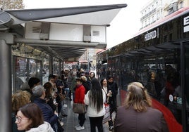 Usuarios de la EMT, en una parada de Valencia.
