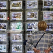 Una mujer mira ofertas en una inmobiliaria.