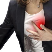 Una mujer sufre dolor de pecho.