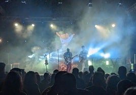 Pobla Fest propone una tarde-noche para no dejar de cantar, bailar y disfrutar con el mejor ambiente.