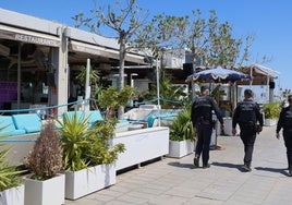 Visita de la Policía Local de Valencia, a los locales que tienen que cesar su actividad en la Marina.