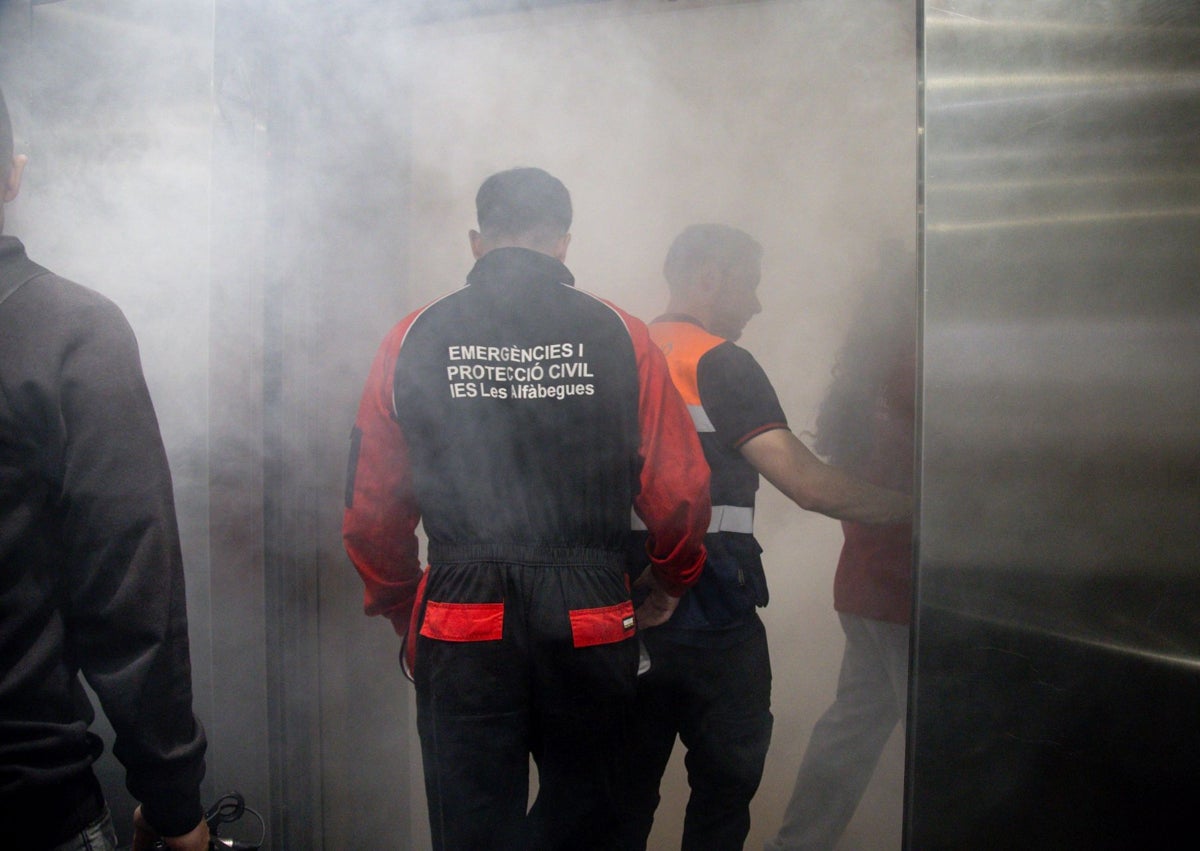 Imagen secundaria 1 - Simulacro de incendio enel edificio de oficinas del centro comercial Aqua.