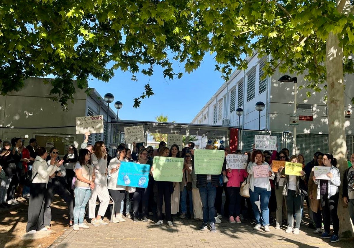 Las familias del CEIP Vil·la Romana se manifiestan para exigir la reanudación urgente de las obras del colegio