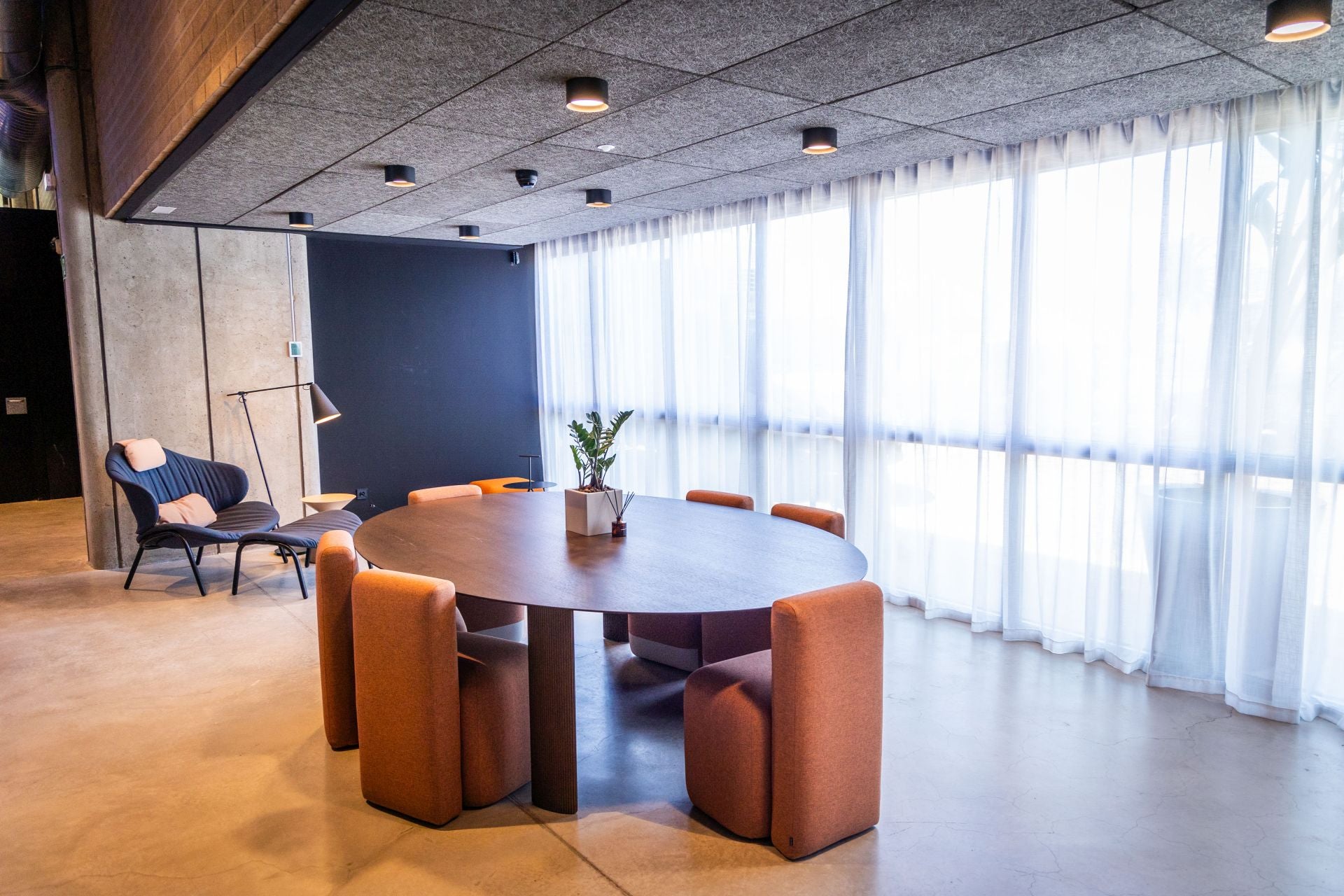 FOTOS | The Terminal Hub, la reinvención del edificio más brutal(ista) de Valencia